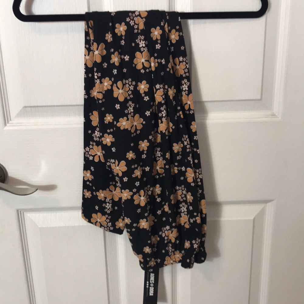 Agnes & Dora Leggings NWT. Large black w/ flowers